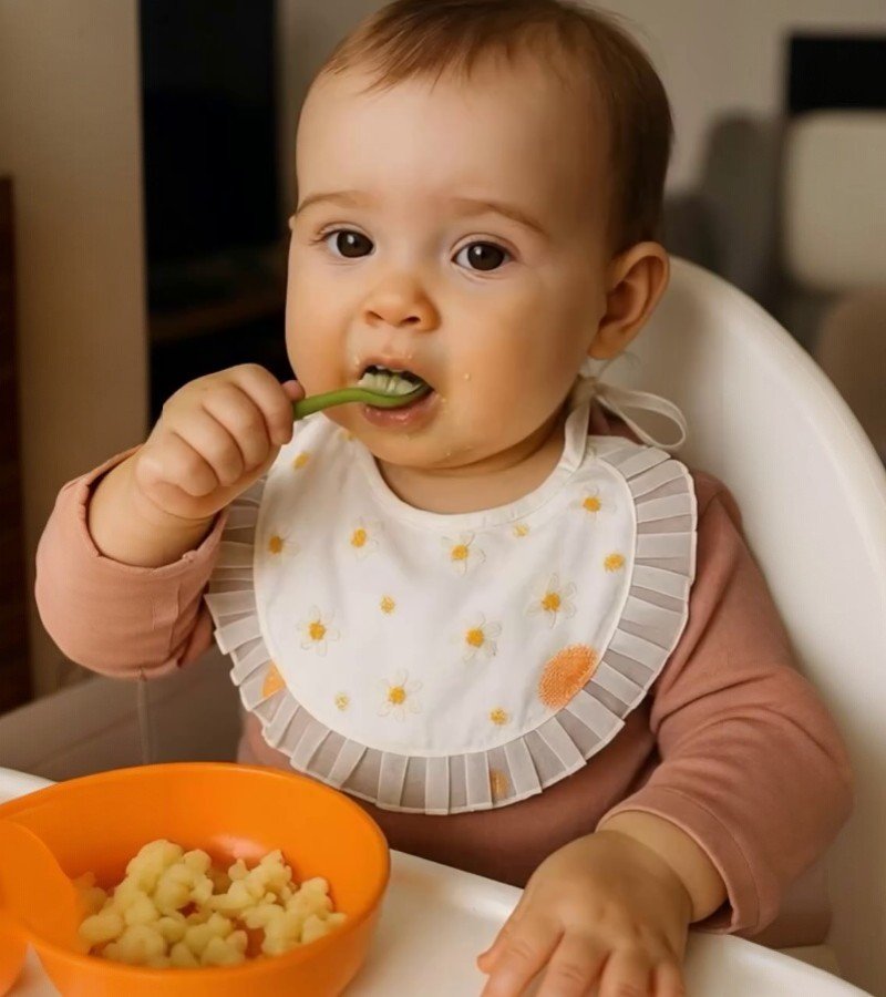 Daisy-Embroidered Bibs image 1